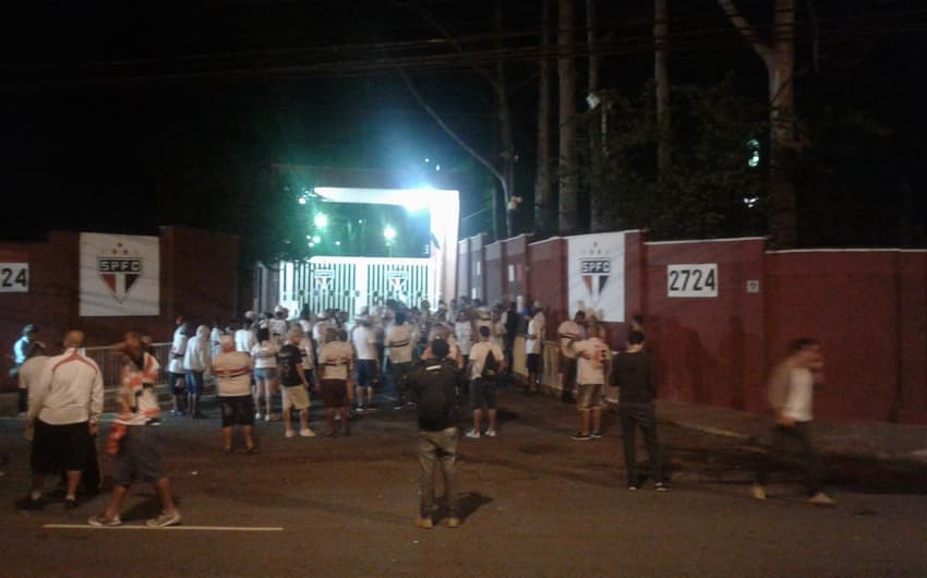 Torcedores protestaram em frente ao CT após o São Paulo perder do Ituano