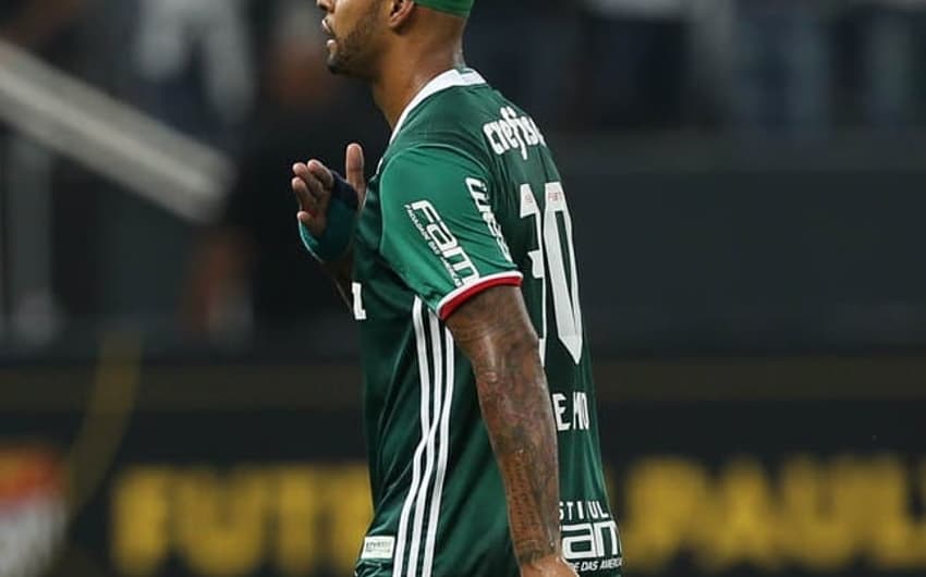 Felipe Melo, com o supercílio machucado, bate no peito ao ser substituído em Itaquera no jogo pelo Paulistão-2017