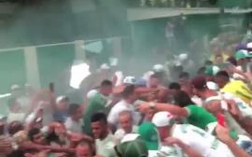 Torcida do Palmeiras faz festa na Academia antes do Dérbi