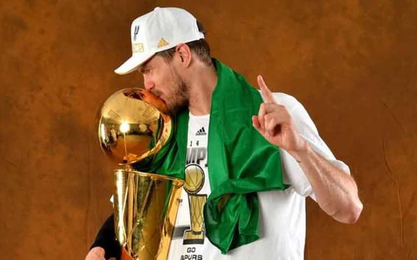 Tiago Splitter fez história ao se tornar o primeiro brasileiro campeão da NBA, pelo Spurs, em 2014