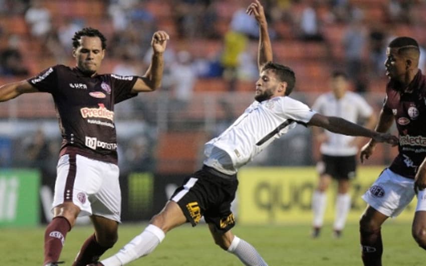 Zagueiro em ação contra o Corinthians, em partida disputada no Pacaembu