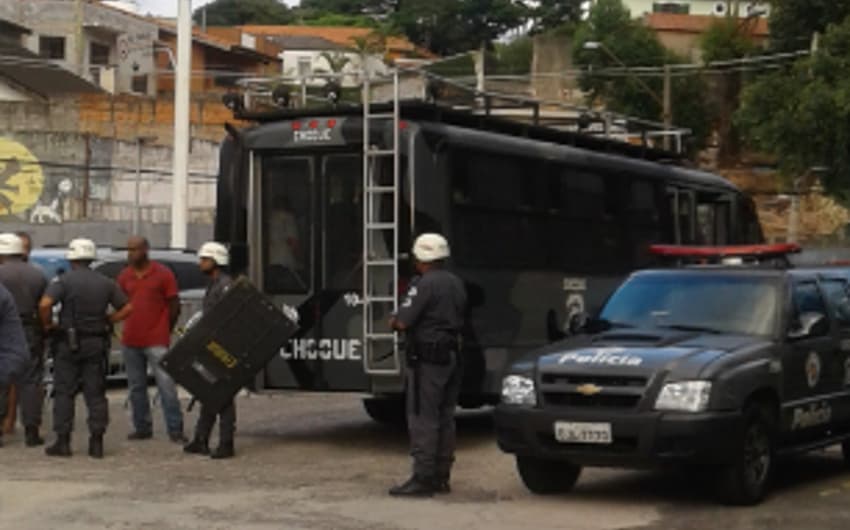 Torcedores dentro do caminhão do Batalhão de Choque, já detidos pela Polícia
