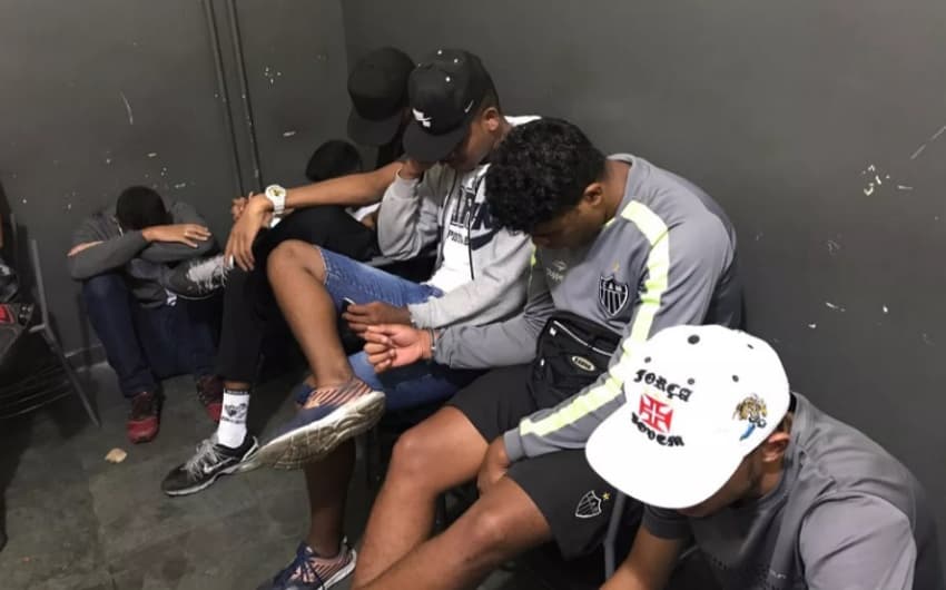 Briga entre torcedores do Atlético-MG e Cruzeiro termina com 18 presos e um ferido