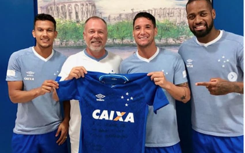 Neymar recebe camisa personalizada de 'ex-parças' do Cruzeiro