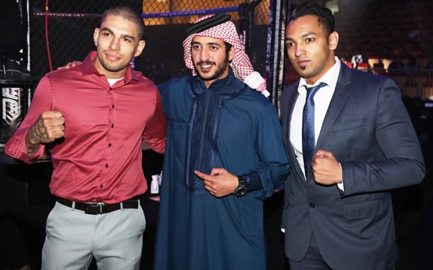 Mohammed Shahid (direita) posa com Sua Alteza Sheikh Khalid (centro) e peso leve do Brave Lucas "Mineiro" (esquerda)