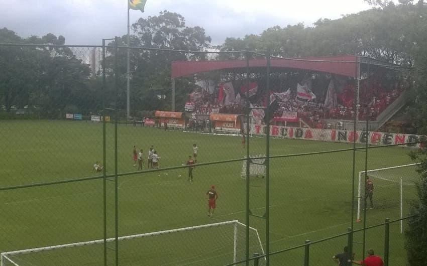 Torcida apoia São Paulo em treino antes do Choque-Rei