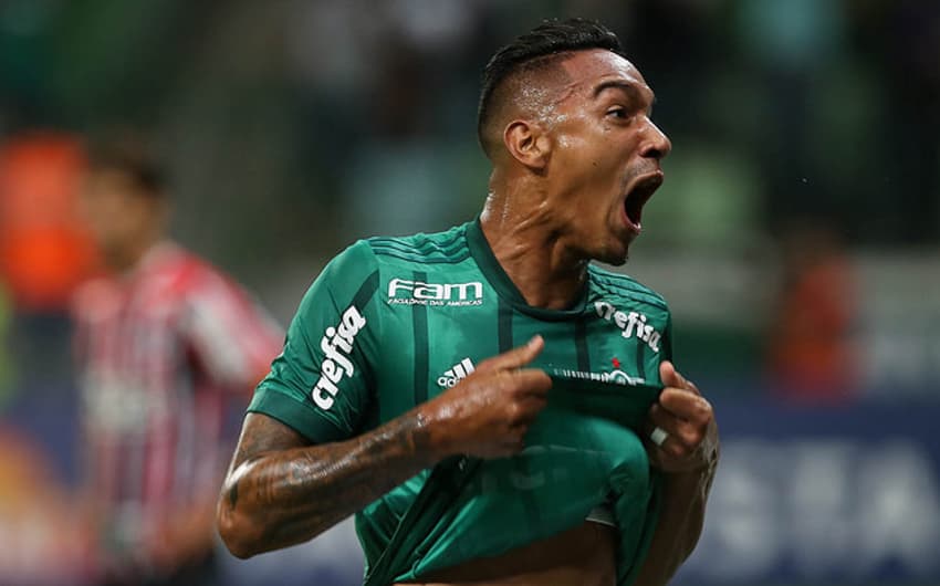 Antônio Carlos vibra com seu gol no Choque-Rei