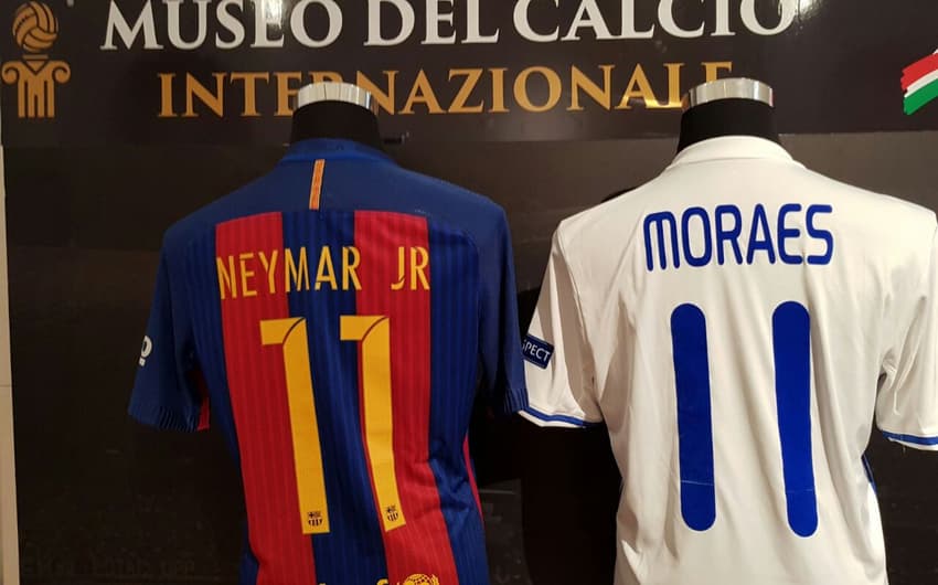 Camisa de Moraes ao lado da de Neymar
