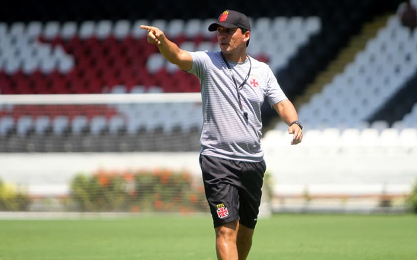 Zé Ricardo comanda treino em São Januário