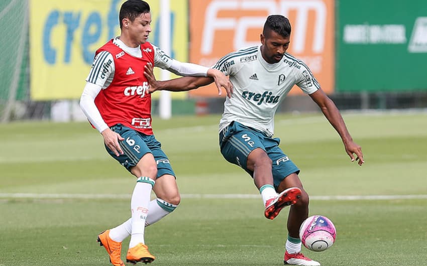 Diogo Barbosa disputa bola com Thiago Santos