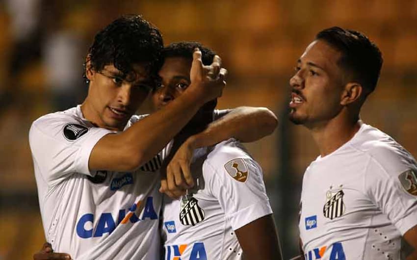 O Santos derrotou o Nacional (URU) por 3 a 1, no Pacaembu, e recuperou-se do tropeço na estreia na Libertadores. O garoto Rodrygo, de apenas 16 anos, foi um dos destaque, com um golaço. Eduardo Sasha marcou os outros dois e também se destacou (notas por Gabriela Brino)