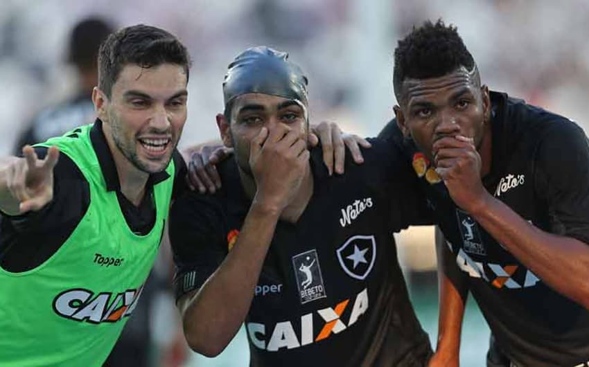 Mesmo com a derrota para o Vasco, por 3 a 2, na tarde deste domingo, no Nilton Santos, o Botafogo se classificou para as semifinais da Taça Rio. Com atuação ruim no primeiro tempo, o Glorioso acabou derrotado e foi para o vestiário perdendo por 2 a 0, gols de Riascos e Andrés Ríos. O Alvinegro voltou melhor para a segunda etapa e conseguiu empatar a partida, com gols de Rodrigo Lindoso, de pênalti, e Brenner. Aos 38 minutos, a defesa botafoguense vacilou e Paulinho fez o gol da vitória do Cruzmaltino. Brenner, autor do segundo gol, e Luiz Fernando, que entrou bem no lugar do garoto Ezequiel, foram os que se salvaram. A zaga foi o destaque negativo. Igor Rabello e Marcelo Benevenuto levaram as piores notas.<br>(Atuações feitas por Felippe Rocha)