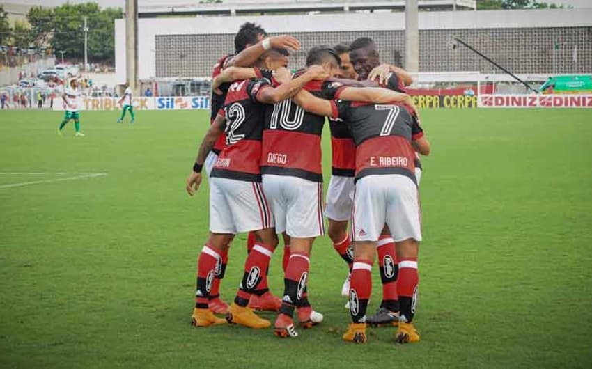 O Flamengo não teve problemas contra a Portuguesa. Geuvânio levou a maior nota. Henrique Dourado também foi muito elogiado.