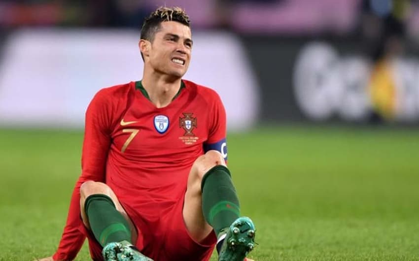 Olha o Cristiano Ronaldo não acreditando na derrota de 3 a 0 de Portugal para a Holanda
