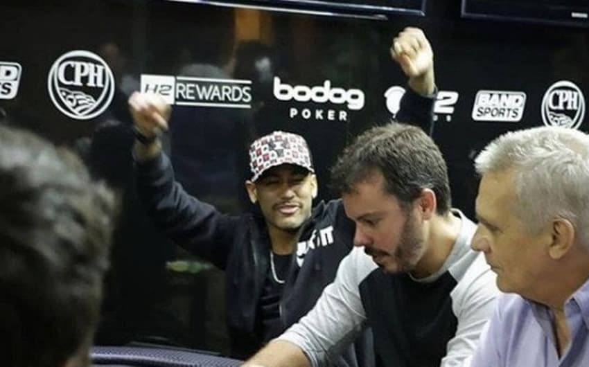 De bigodinho, Neymar se diverte em noite de pôquer com os 'parças'