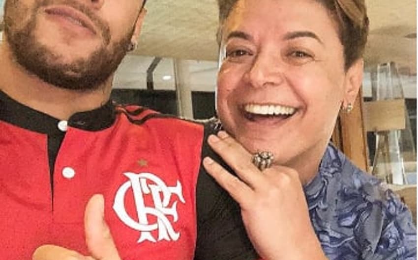 Neymar veste camisa do Flamengo em brincadeira de David Brazil