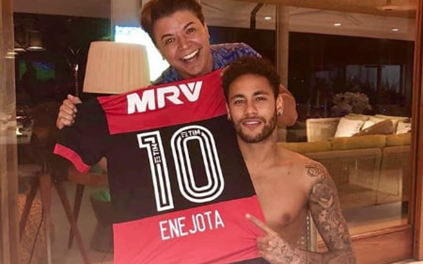 Neymar posa com camisa do Flamengo ao lado de David Brazil