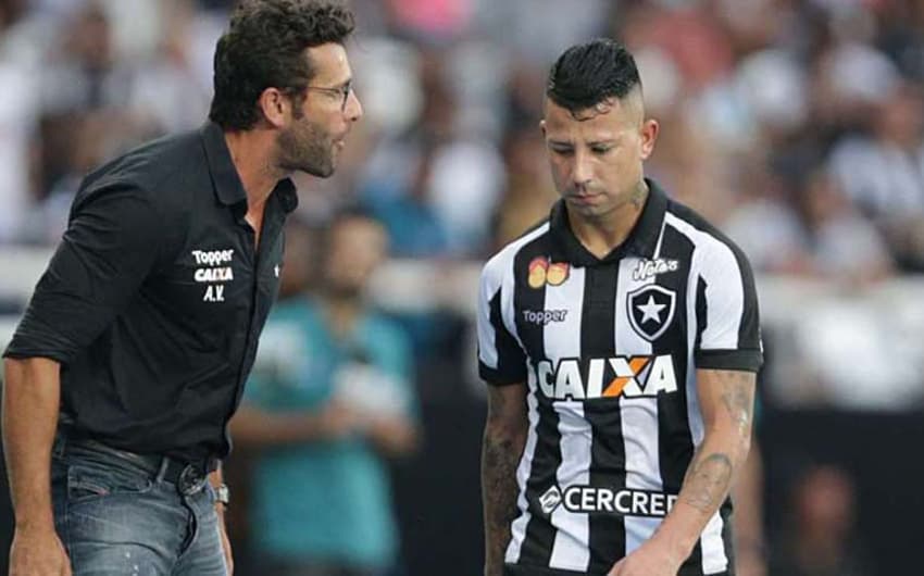 Valencia no clássico entre Botafogo e Vasco