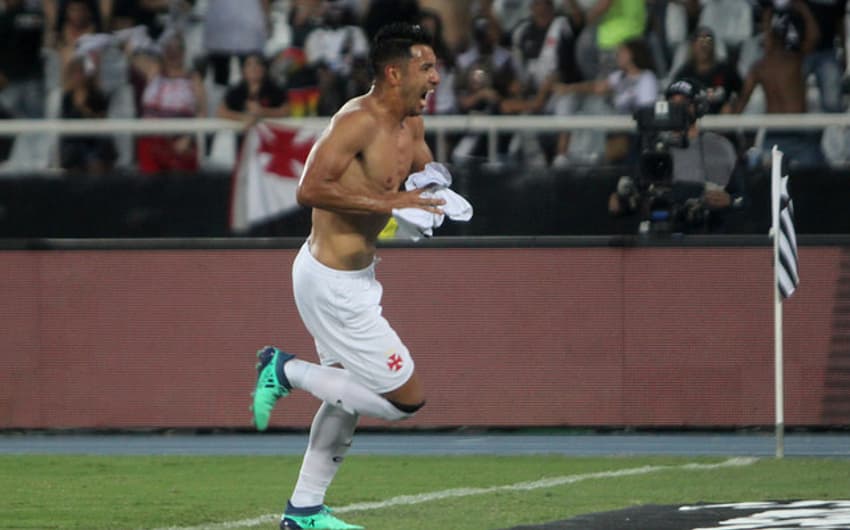 Andrés Rios comemora o gol da vitória no clássico