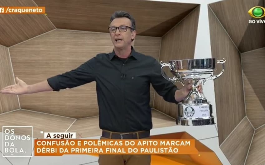 Neto mostra taça e pôster do Palmeiras campeão paulista