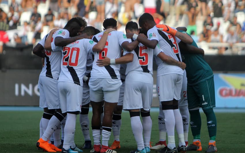 Momento em que a equipe do Vasco se reúne no gramado antes da bola rolar na final do Carioca