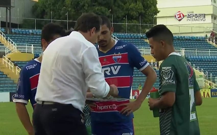 Rogério Ceni passa instruções aos jogadores de Fortaleza e Floresta