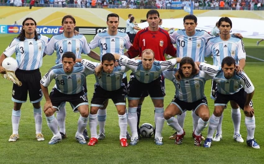 Argentina - 2006 - Os argentinos, com mais um time técnico e habilidoso, caíram no grupo da morte e confirmaram seu favoritismo na primeira fase. A equipe teve boas atuações na vitória sobre Costa do Marfim (2 x 1) e na goleada de 6 a 0 sobre a Sérvia, com um show de bola. Já classificada e com time misto, empatou com a Holanda. Nas oitavas, vitória sofrida sobre o México na prorrogação para fazer clássico com a Alemanha nas quartas. A Argentina dominou a maior parte do jogo, mas sofreu empate no fim e foi decidir nos pênaltis, onde acabou eliminada precocemente. Time base: Abbondanzieri, Coloccini, Ayala, Heinze e Sorín;  Mascherano, 	Max Rodríguez, Luis González (Cambiasso) e Riquelme (Aimar); Saviola (Messi) e Crespo (Tévez)<br>
