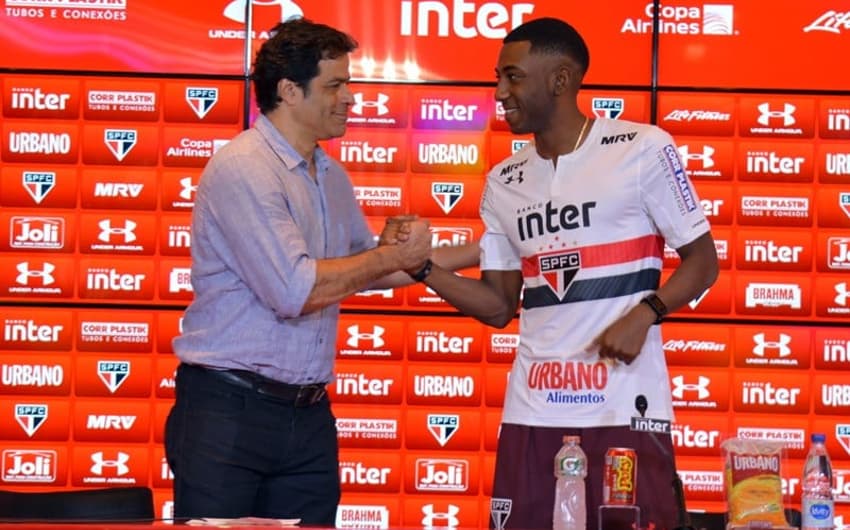 Raí recepciona o atacante Gonzalo Carneiro, o novo camisa 19 do São Paulo
