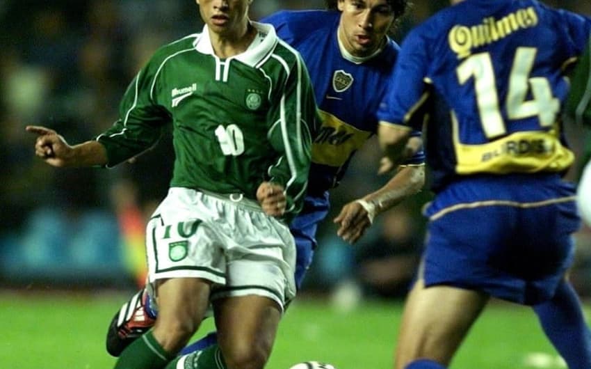 Alex, pelo Palmeiras, na semi de 2001, último jogo contra o Boca pela Libertadores: veja os últimos duelos