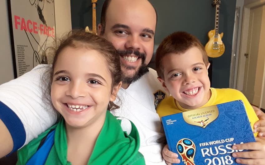 Diego Moreira, com os filhos Daniel e Mariana. Álbum da Copa é um divertimento para as crianças que possuem autismo