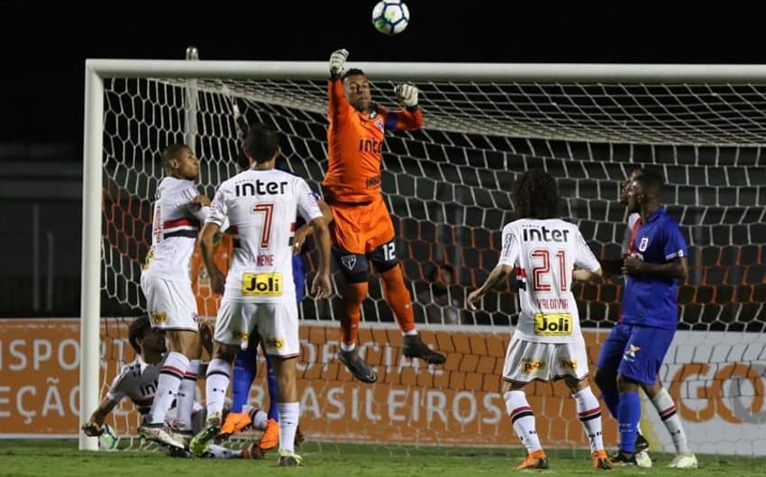 Capitão do São Paulo, o goleiro Sidão não sofreu gols diante de São Caetano, Corinthians e Paraná. Todos os jogos, sob o comando de Aguirre