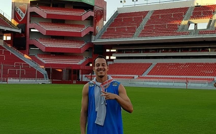 Rodriguinho posou para a foto no estádio do Independiente