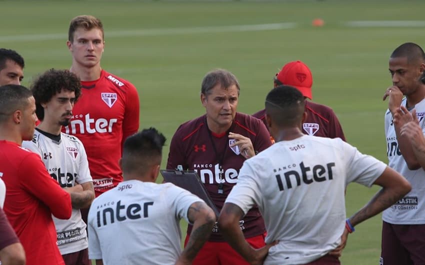 O técnico Diego Aguirre passa instruções aos seus comandados antes do jogo decisivo com o Atlético-PR