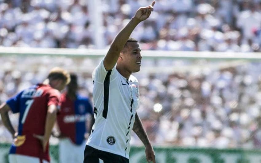 O Corinthians goleou o Paraná por 4 a 0, na Vila Capanema, pela segunda rodada do Brasileirão, com bela atuação do lateral-esquerdo Sidcley. O jogador deu a assistência no primeiro gol e fez o segundo, ambos ainda no primeiro tempo e que deixaram a equipe tranquila para o restante da partida (notas por Vitor Chicarolli)&nbsp;