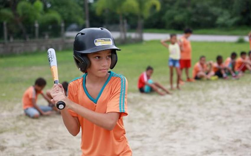 Meninos do projeto ADRA treinam para jogar beisebol no Santos