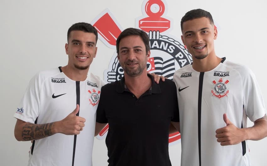 Atacante Bruno Xavier (à esquerda) e meia Thiaguinho com o diretor de futebol Duílio Monteiro Alves