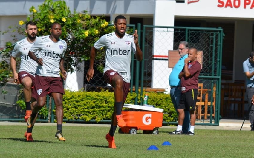 Na imagem acima, Pratto, Maicosuel e Jucilei trabalharam na reapresentação do São Paulo na temporada. Apenas o volante segue no elenco tricolor