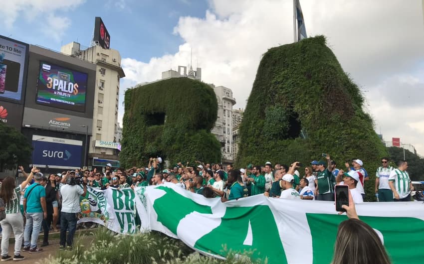Torcida do Palmeiras faz festa no Obelisco