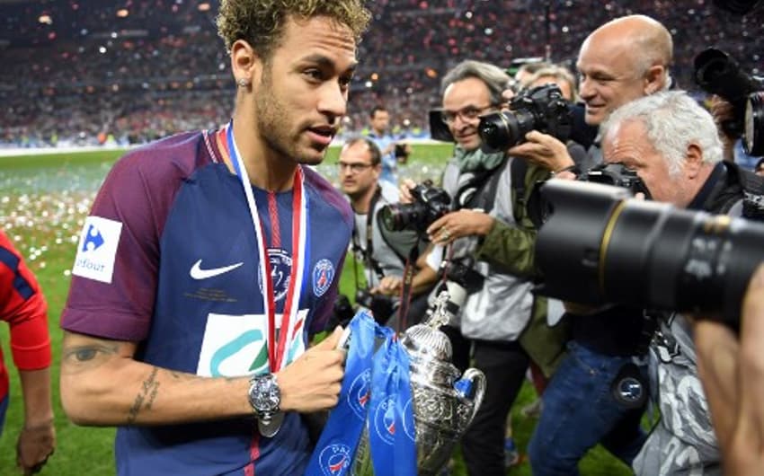Neymar carrega a taça da Copa da França, conquistada pelo PSG
