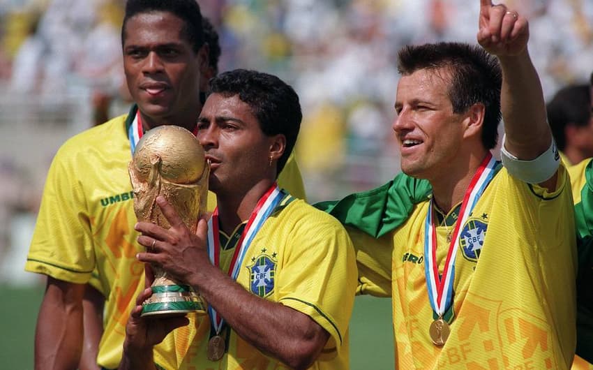 Em 94, Baggio era o detentor do prêmio da Fifa, mas perdeu a final da Copa para o Brasil e Romário seria consagrado&nbsp;