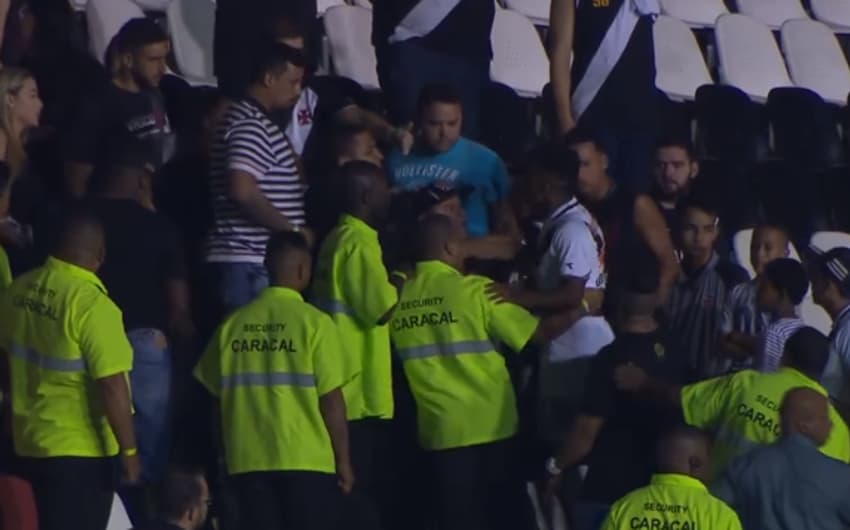 Paulo Vitor tenta interferir em confusão em São Januário. Veja, a seguir, outras imagens da partida entre Vasco x Vitória