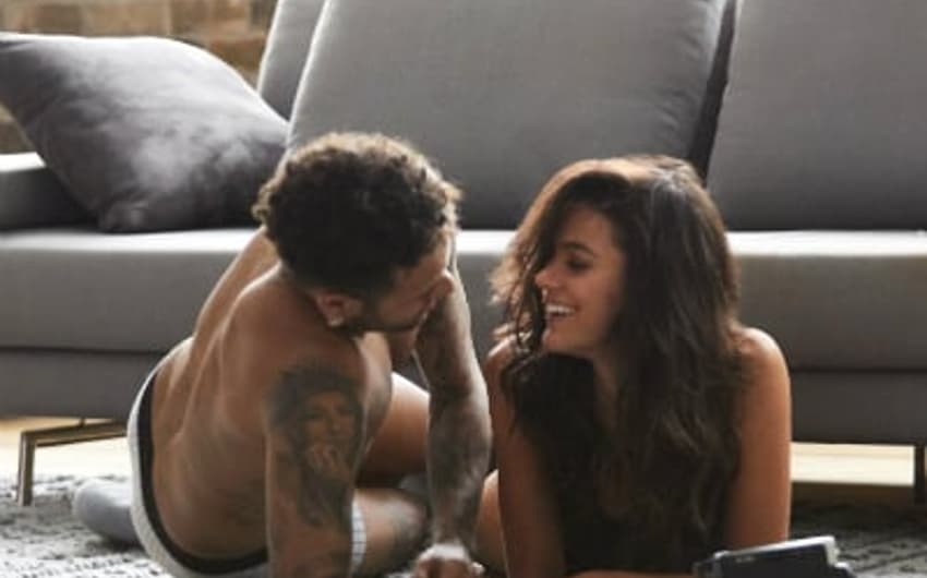 Neymar e Marquezine em comercial de roupas íntimas