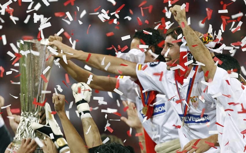 O domínio do Sevilla na Liga Europa começou em 2006 com uma goleada arrasadora sobre o Middlesbrough da Inglaterra: 4 a 0. Daniel Alves, Renato e Luís Fabiano, que fez um dos gols, integravam o elenco espanhol.