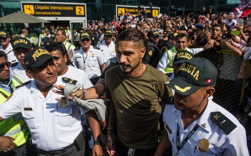 Chegada de Paolo Guerrero a Lima