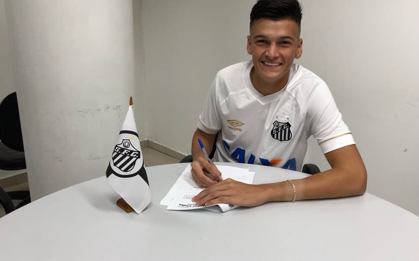 Goleiro Lucas assinou contrato de formação com o Santos e atuará pelo sub-17 do Alvinegro