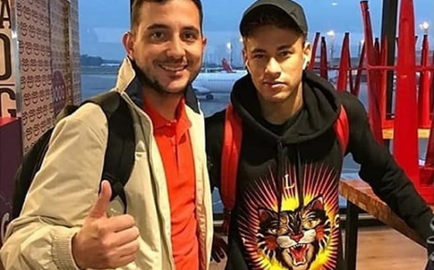 Fã registra desembarque de Neymar no Brasil