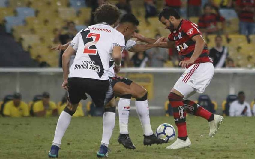 Linha defensiva do Vasco mostrou evolução no jogo diante do Flamengo. Confira a seguir a galeria LANCE!