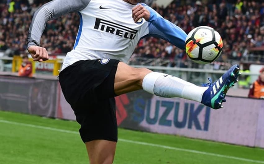Miranda (Internazionale) - O zagueiro brasileiro comandou a Inter de Milão na vitória por 3 a 2 sobre a Lazio, que garantiu os nerazzurri na próxima Liga dos Campeões.