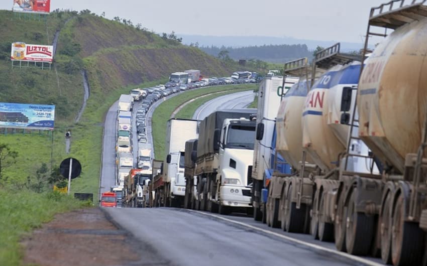 Greve de caminhoneiros (Foto: Agência Brasil)