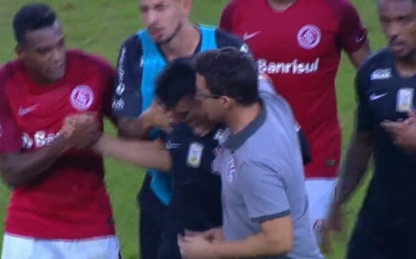 Mantuan foi consolado até por jogadores do Inter
